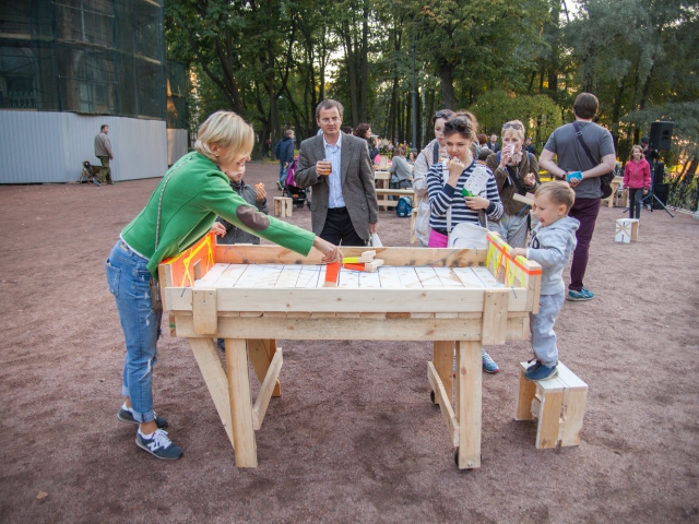 Opening of the project Critical Mass 2015 in the Lopukhinskiy garden, street furniture created by Raumlabor and local residents during the workshop EMMA 